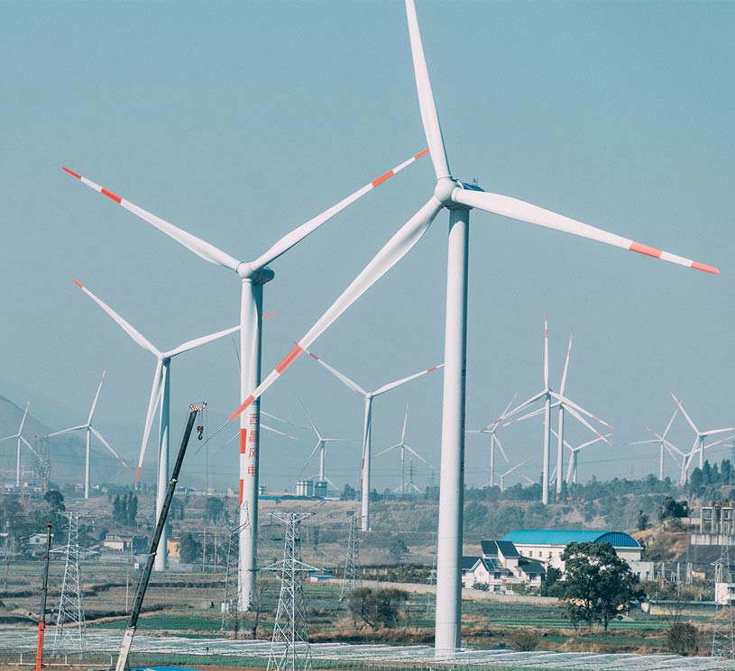 Dorf mit Windrädern