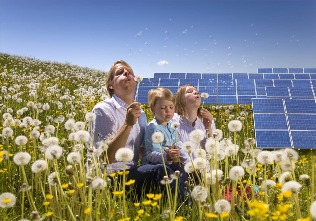 Vater mit Kindern Wiese mit Solar