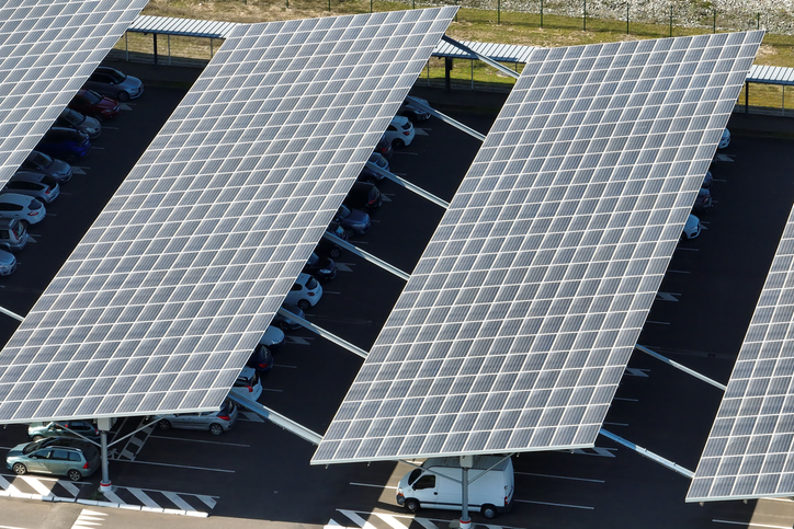 Solarfarm mit Winkel zur Sonne