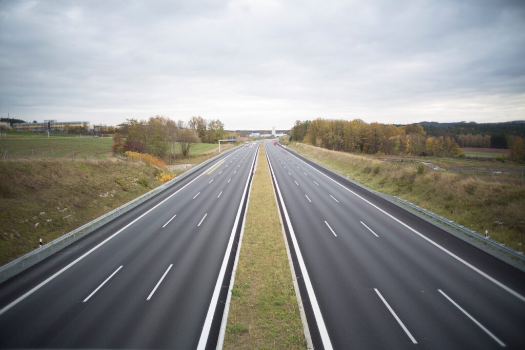 Fast leere Autobahn von Oben aufgenommen