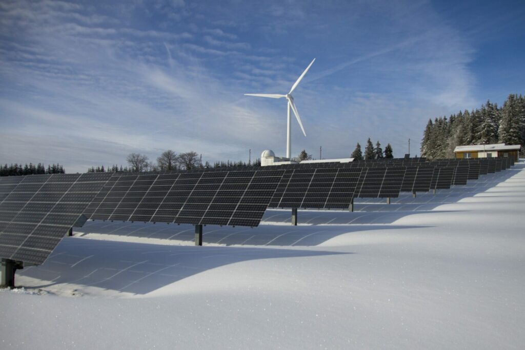 Berg mit Schnee auf dem eine Solarfarm steht