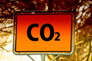 Ein Ortseingang Schild auf dem CO2 geschrieben steht