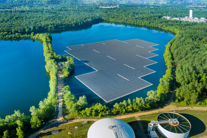 Eine Floating PV-Anlage auf einem See