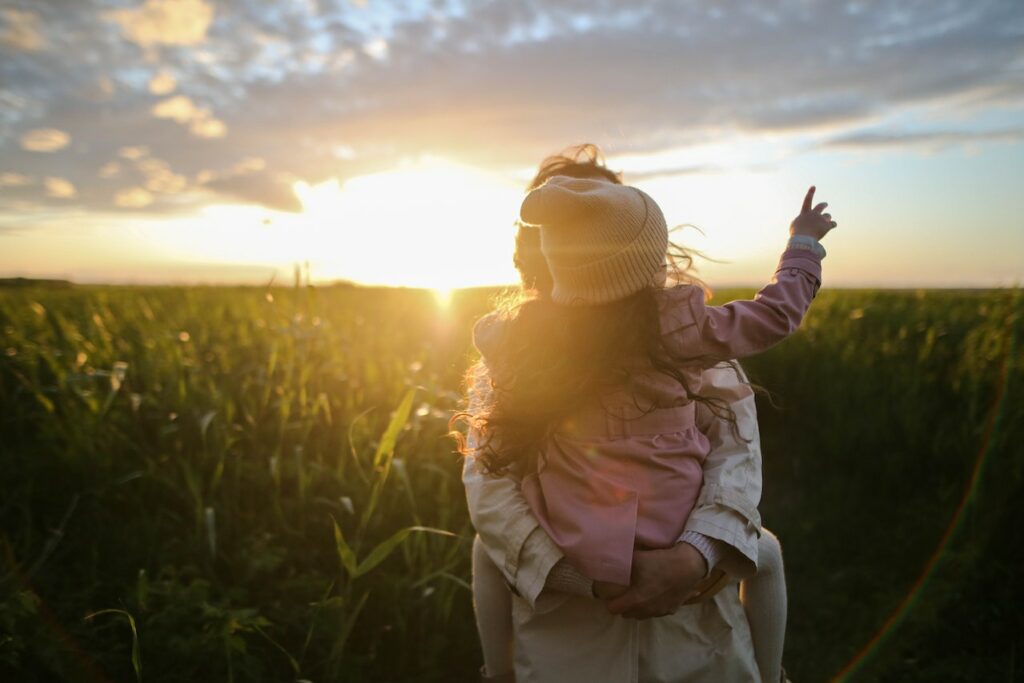 Mutter im Sonnenuntergang mit Kind