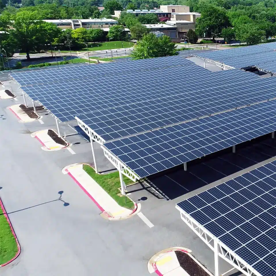 Ein großer Parkplatz mit vielen Solarcarports