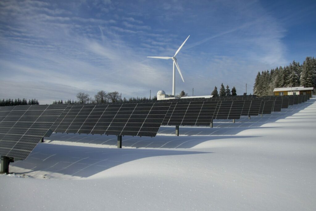 Ein Solarpark im Schnee auf einem Berg